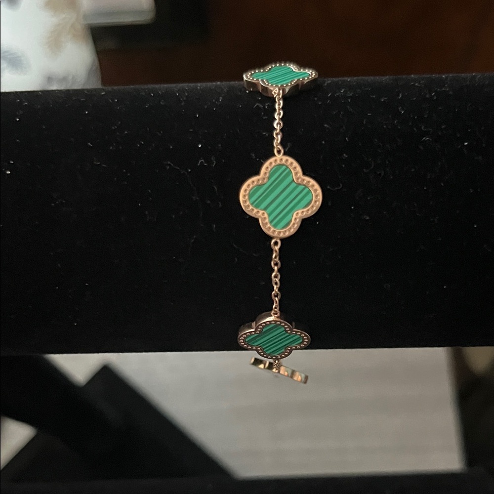 Elegant Green Clover Bracelet
